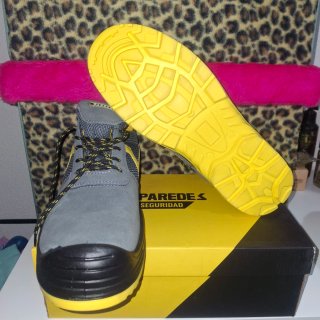 Zapatos de seguridad Paredes grises y amarillos