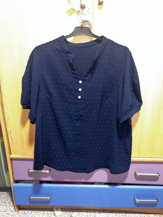 Camisa azul con topitos y botones en el escote