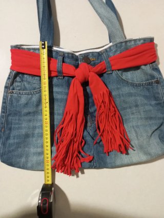Bolso vaquero azul con detalle rojo