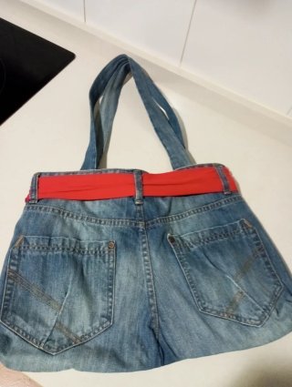 Bolso vaquero azul con detalle rojo