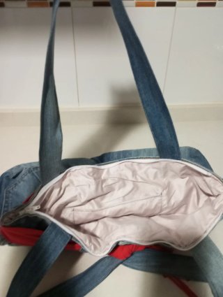 Bolso vaquero azul con detalle rojo