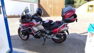 Moto Adventure/Touring Negra y Roja
