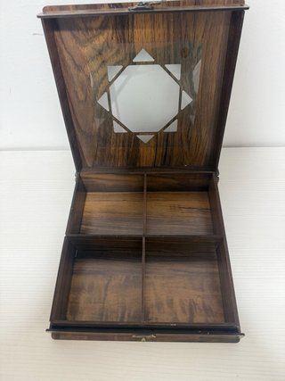 Caja de madera decorada para accesorios.