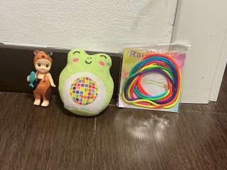 Muñeco Engel, Peluche Rana y Gomas Colores