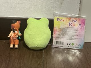 Muñeco Engel, Peluche Rana y Gomas Colores