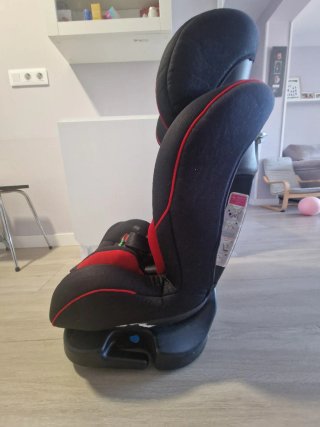 Silla de coche Bbest negra y roja.