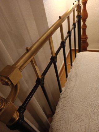 Cama antigua hierro forjado y latón