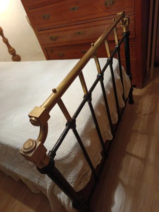 Cama antigua hierro forjado y latón