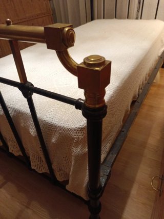 Cama antigua hierro forjado y latón
