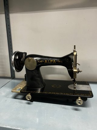 Antigua Máquina de Coser Alfa de Sobremesa