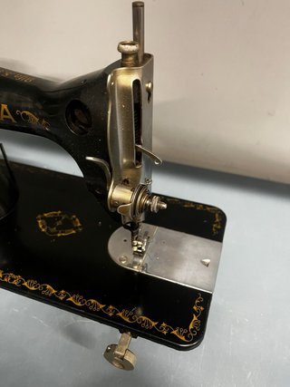 Antigua Máquina de Coser Alfa de Sobremesa