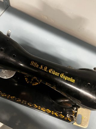 Antigua Máquina de Coser Alfa de Sobremesa