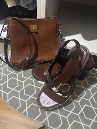 Bolso y sandalias Zara marrones