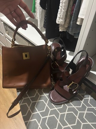 Bolso y sandalias Zara marrones