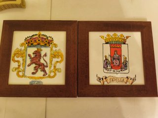 Azulejos heráldicos de León y Sevilla