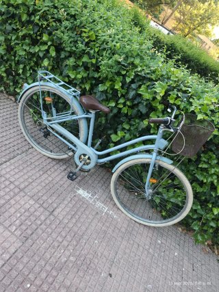 Bicicleta vintage azul con cesta