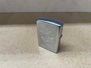 Lote 4 Zippo y pitillera metálica