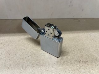 Lote 4 Zippo y pitillera metálica