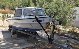 Barco de pesca recreativa con documentación.