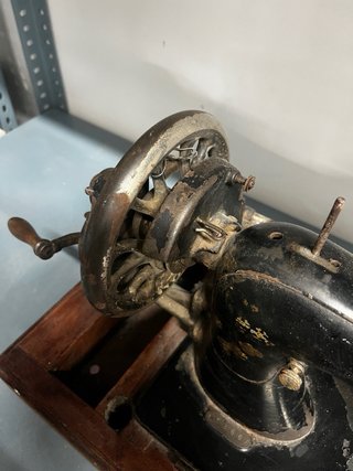 Antigua Máquina de Coser Portable con Manivela