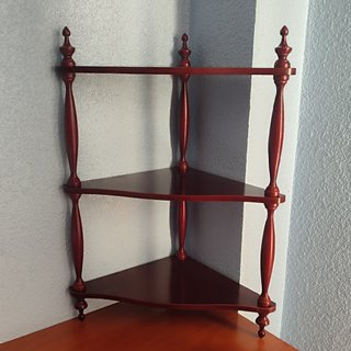 Esquinera. Estantería de madera con 3 baldas