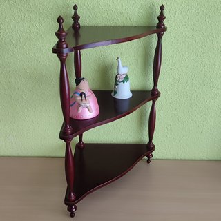 Esquinera. Estantería de madera con 3 baldas