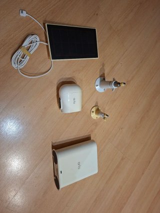 Cámara Arlo R-NZ con Placa Solar y Hub
