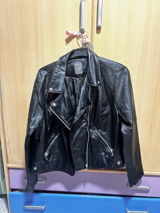 Chaqueta polipiel negra Primark
