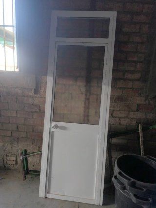 Puerta aluminio con cristal y panel blanco.