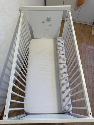 Cuna colecho blanca con estrellas y osito
