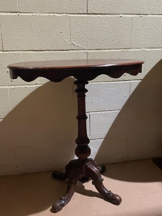 Mesa de apoyo de madera oscura