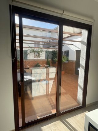 Ventanas y puerta corredera aluminio nogal