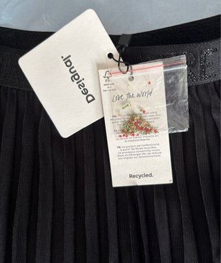 Falda Desigual Negra Plisada y Tul.