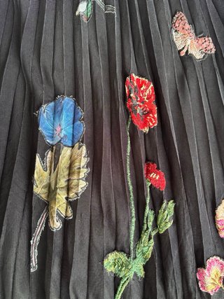 Falda Desigual Negra Plisada y Tul.