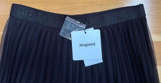 Falda Desigual Negra Plisada y Tul.