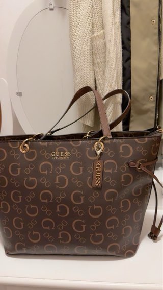 Bolso Guess Marrón Monogram