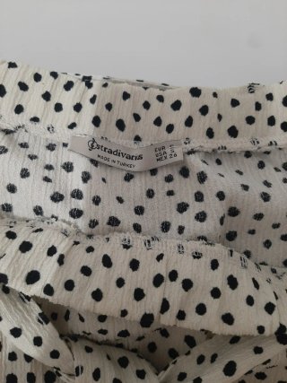 Falda corta con estampado de lunares