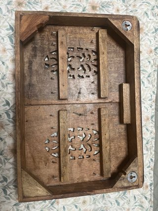 Mueble de madera maciza con puertas