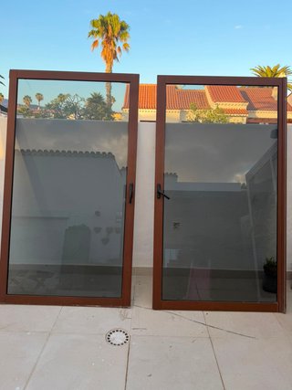 Juego de ventanas aluminio marrón