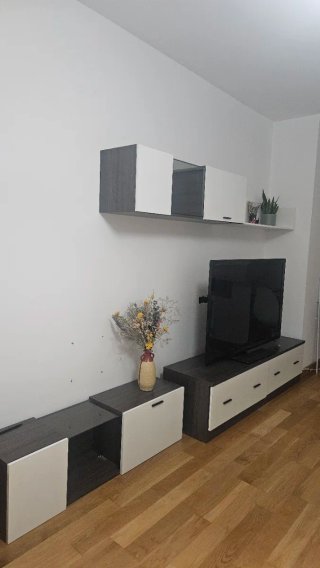 Mueble TV modular blanco y negro.