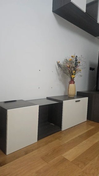 Mueble TV modular blanco y negro.