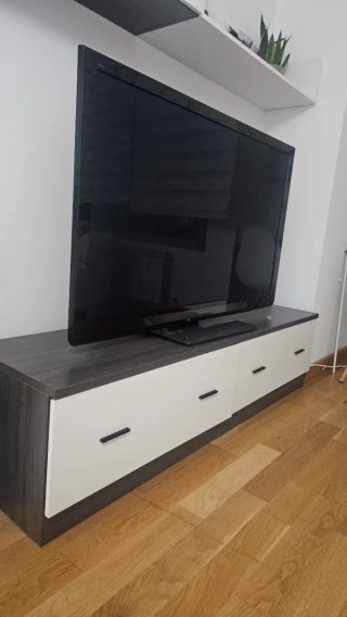 Mueble TV modular blanco y negro.