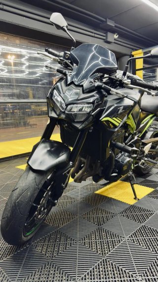 Kawasaki Z900 Negra y Verde