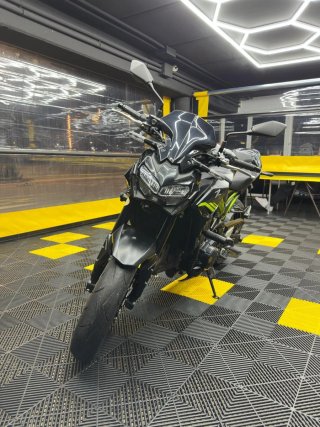 Kawasaki Z900 Negra y Verde