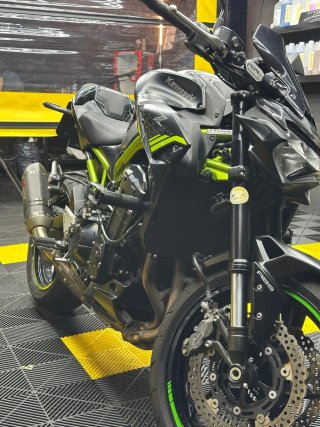 Kawasaki Z900 Negra y Verde