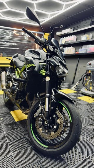 Kawasaki Z900 Negra y Verde