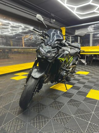 Kawasaki Z900 Negra y Verde