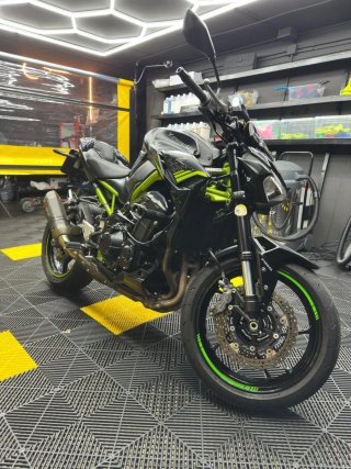 Kawasaki Z900 Negra y Verde