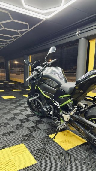Kawasaki Z900 Negra y Verde