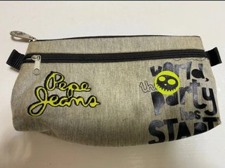 Estuche Pepe Jeans con calavera y texto